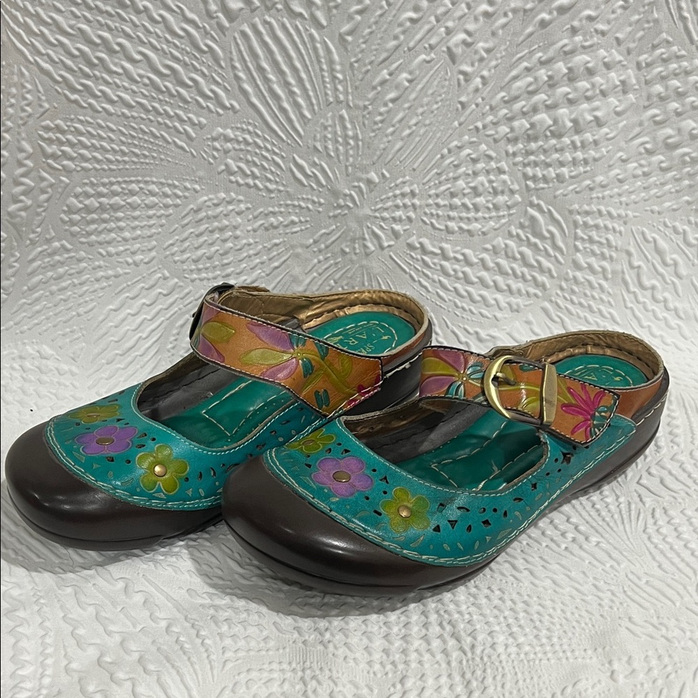 L’Artiste Spring Step Flochino Floral Strap Clogs
